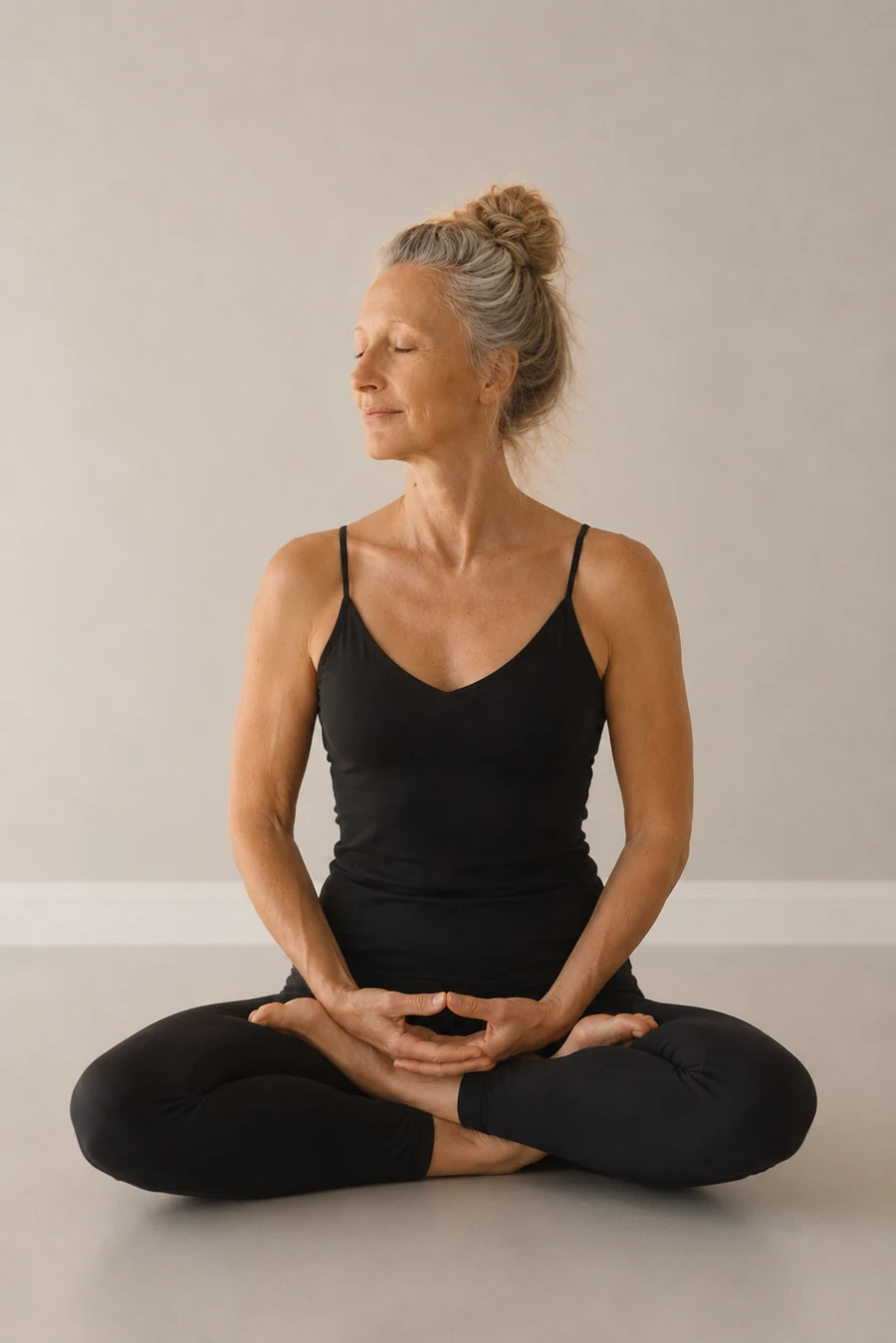 La professeure de Yinova assise en posture méditative